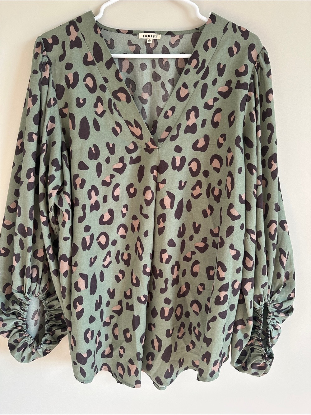 JODIFL Leopard Print V-Neck Blouse